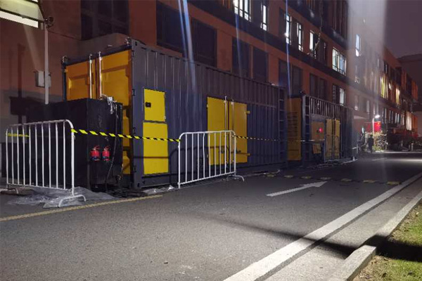 西吉柴油发电机组的输出电压是如何调节的？